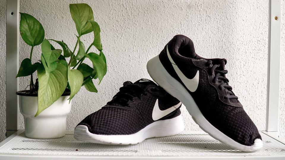 harga nike tanjun black