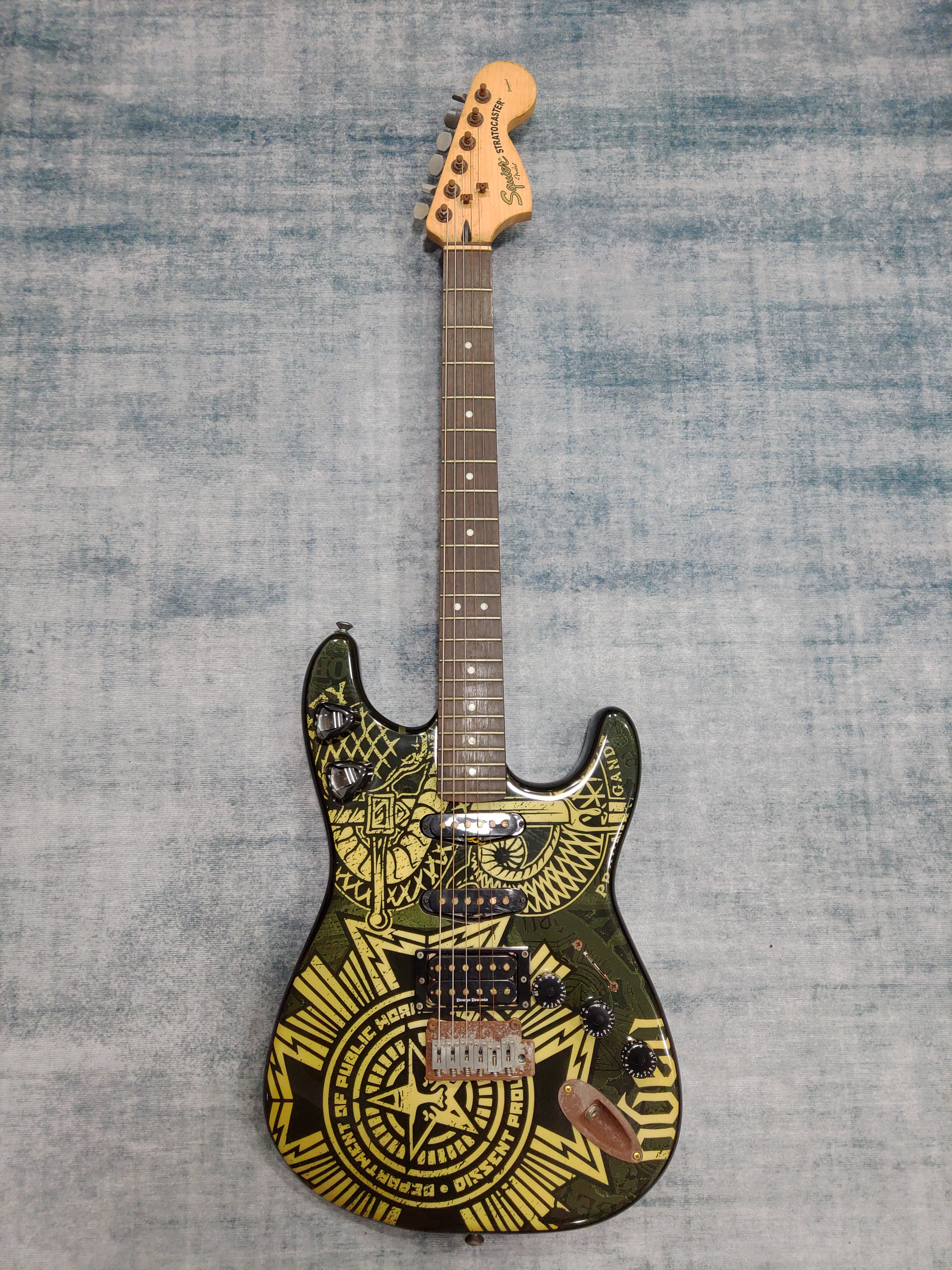 中古品相応にありSquier by Fender OBEY Graphic Strato ギター - ギター