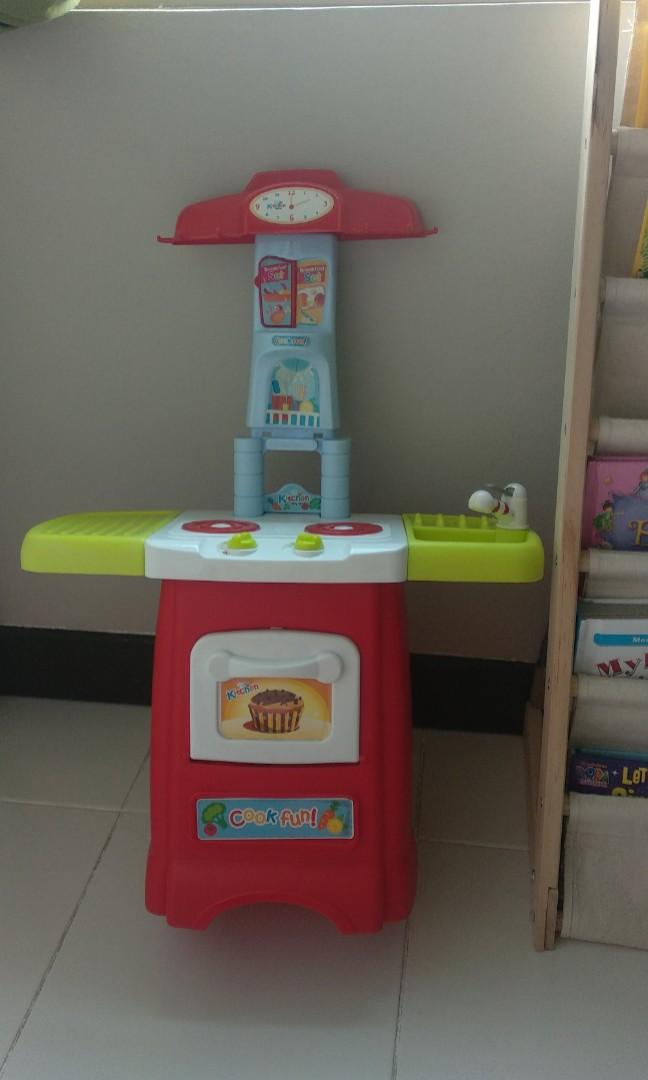 Kitchen set (Category: Cookware & Accessories) located in Petaling Jaya. Submitted by aillyc (Listing ID 1033925466, Image 1). Description: condition 8/10 The stove can light up and make sound. Self pick up only. Bought from another carouseller (only few of tools left from the beginning). The oven part is pretty much used and quite broken..