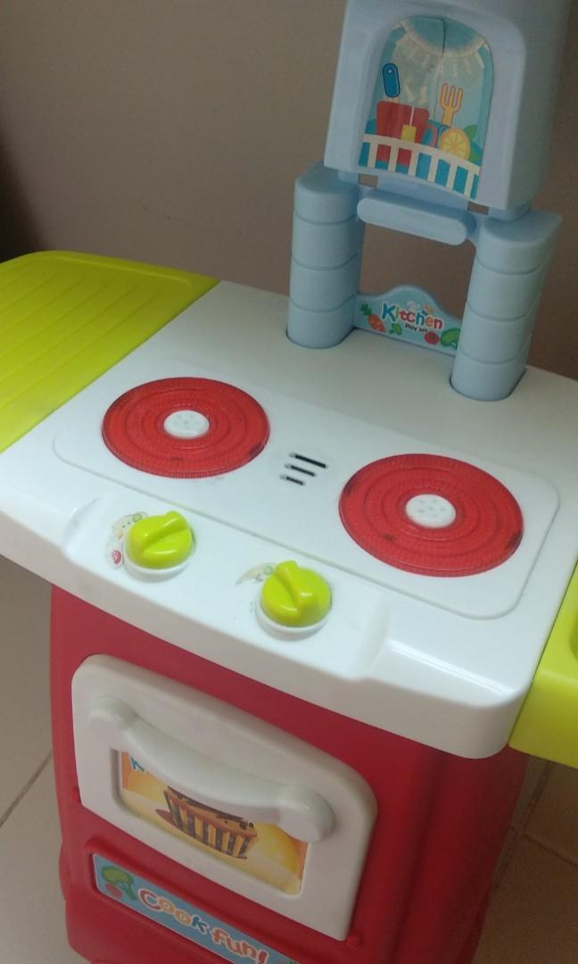 Kitchen set (Category: Cookware & Accessories) located in Petaling Jaya. Submitted by aillyc (Listing ID 1033925466, Image 2). Description: condition 8/10 The stove can light up and make sound. Self pick up only. Bought from another carouseller (only few of tools left from the beginning). The oven part is pretty much used and quite broken..