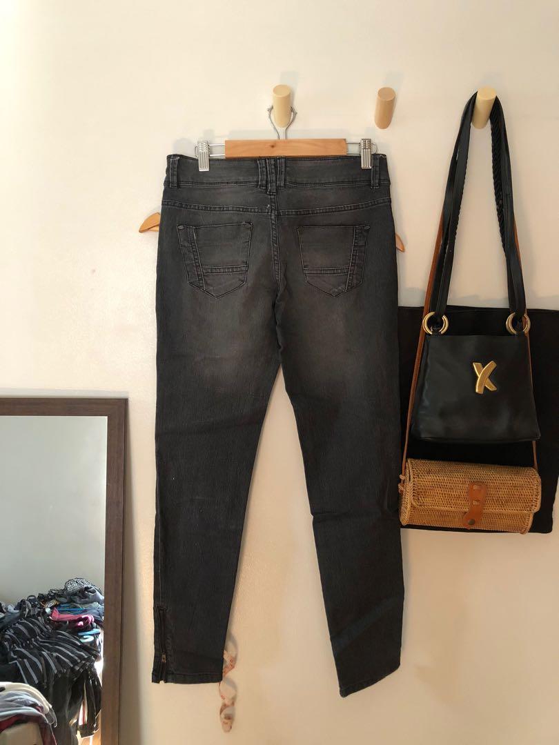 Terranova Skinny Jeans (Category: Jeans) located in Quezon City. Submitted by projectdeclutter_mnl (Listing ID 1033910328, Image 2). Description: Barely used Mid-rise Stretchy No flaws✨ Slightly stretched sa thigh area (thicc thighs) **Sf not yet included .