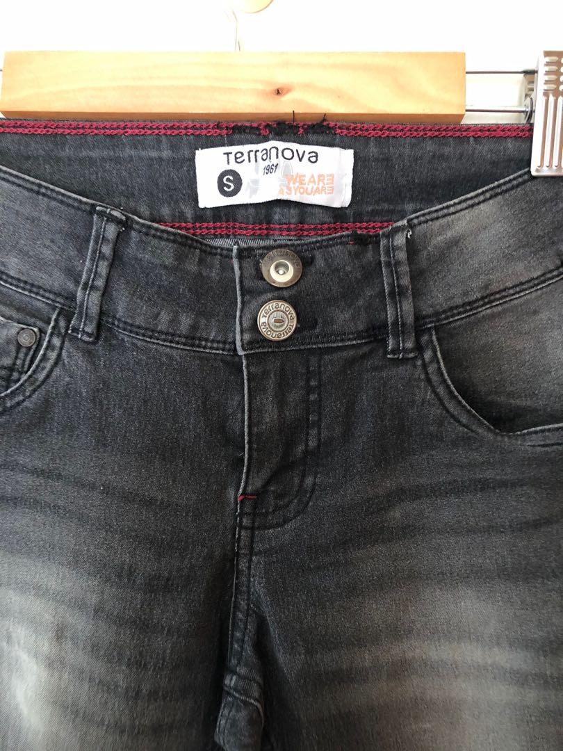 Terranova Skinny Jeans (Category: Jeans) located in Quezon City. Submitted by projectdeclutter_mnl (Listing ID 1033910328, Image 3). Description: Barely used Mid-rise Stretchy No flaws✨ Slightly stretched sa thigh area (thicc thighs) **Sf not yet included .