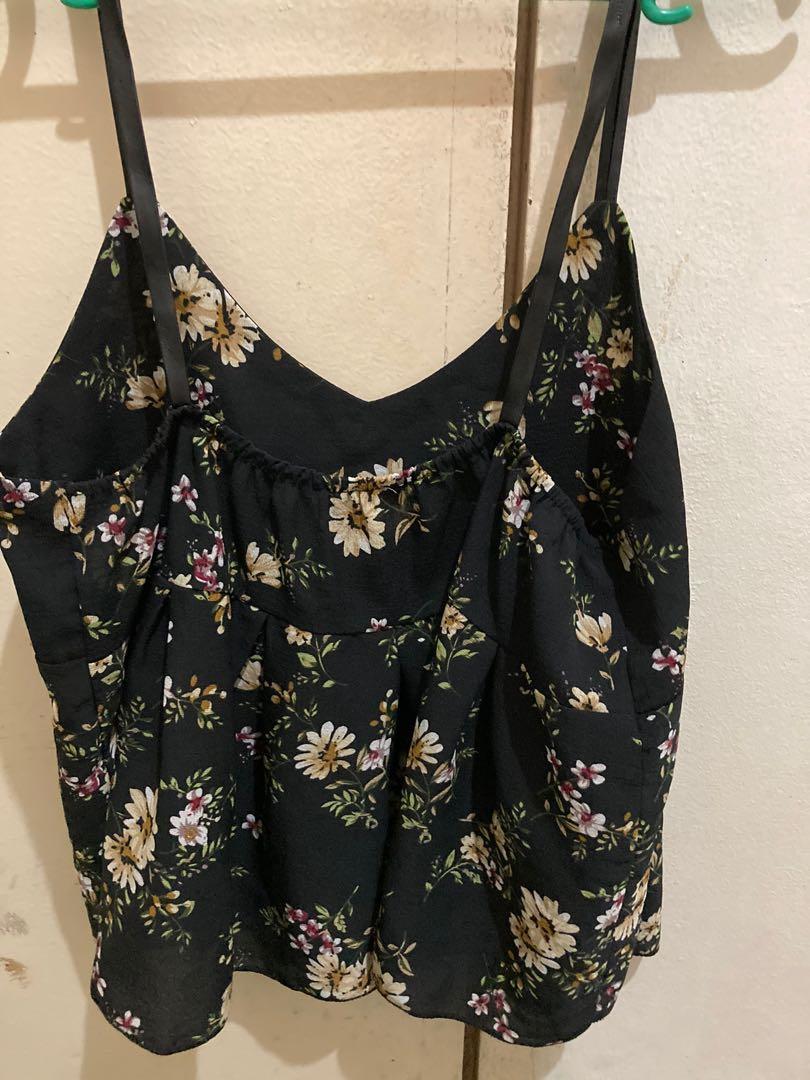 Tops (Category: Sleeveless) located in Santa Rosa. Submitted by laispreloved (Listing ID 1034003155, Image 3). Description: Avail these two for 150 pesos Decluttering All are authentic. Flaws (if any) are included in the photos. Feel free to msg me if you have further queries. RFS: size is not longer fit in me. .