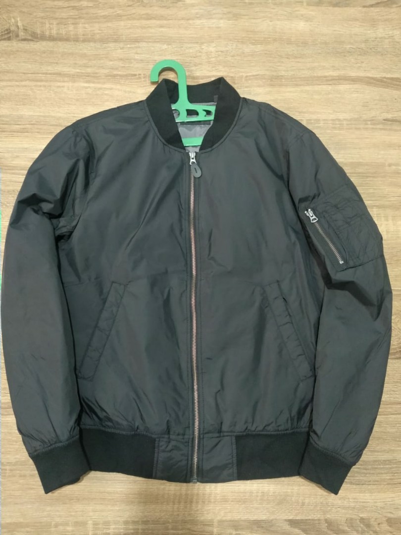 Uniqlo Bomber Jacket Fesyen Pria Pakaian Baju Luaran Di Carousell