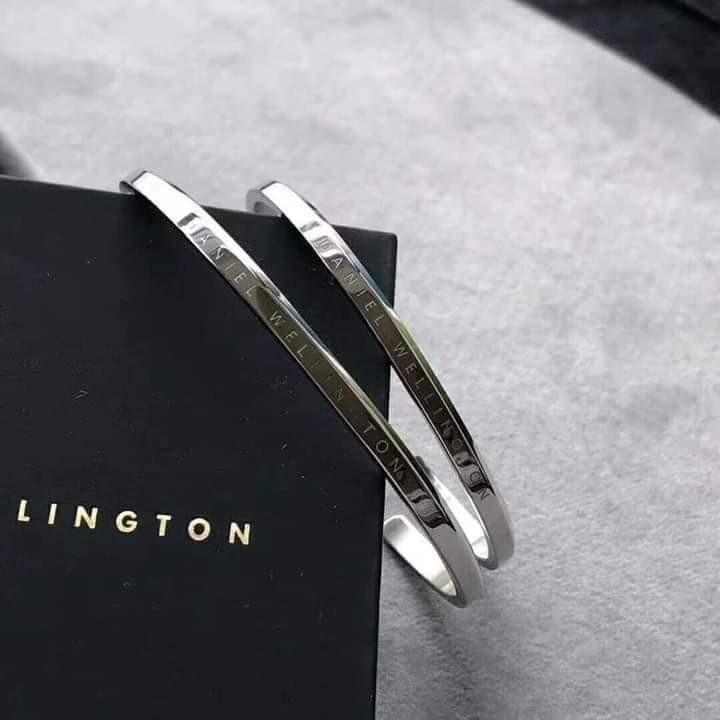 Bangles （分類：手鍊）位於 Hong Kong。 由 hero1130 提交（商品編號 1034149418，圖片 4）。簡介： P110 each Rosegold and silver only W/ paperbag and box Meet up every Sunday until 12nn Top up your payment on my Wechat to confirm your order ,cut off of order every tuesday 9am.pm me for those interested thanks。