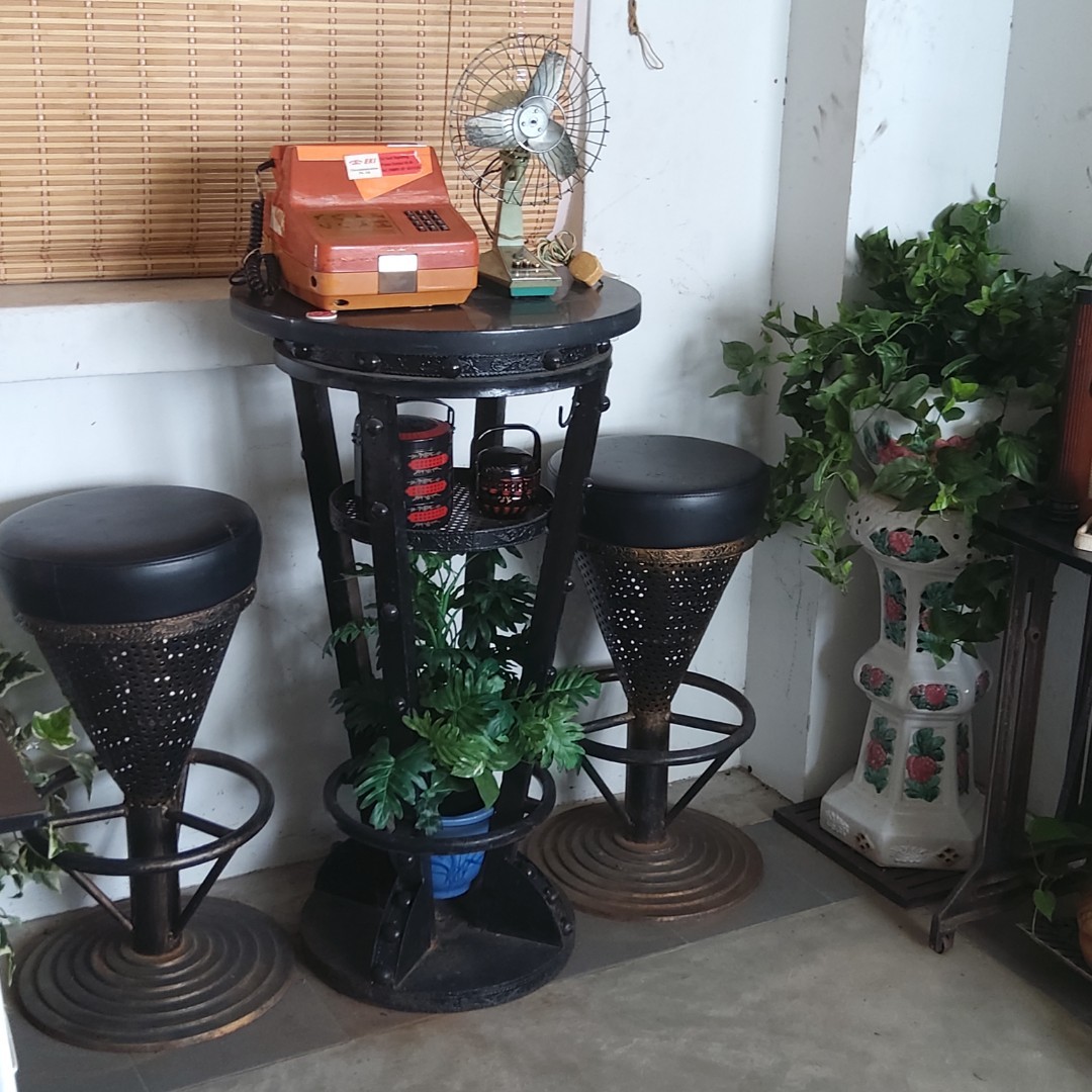 Black n Gold Vintage/retro bar table n 2 bar stools in cast iron frame