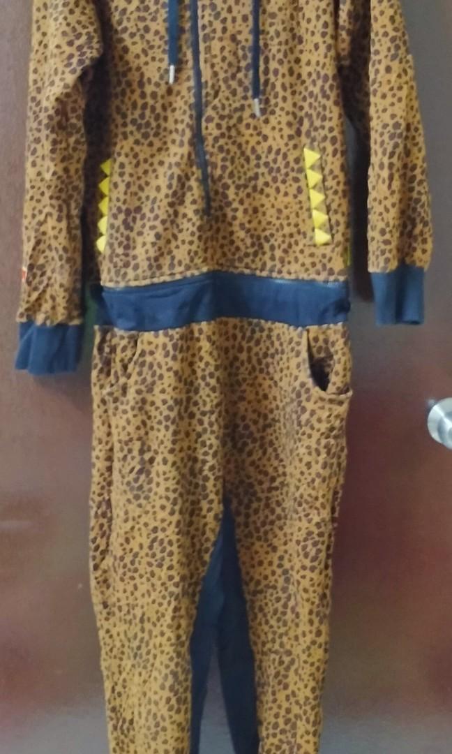 man in jumpsuit running around｜TikTok Search