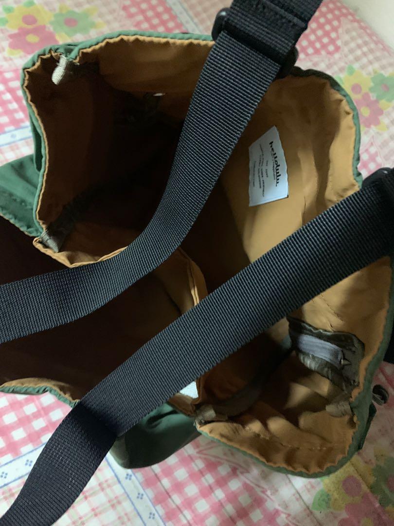 Hellolulu backpack （分類：手袋及銀包）位於 Hong Kong。 由 yanj_103 提交（商品編號 1034211748，圖片 3）。簡介： 100% real and 99% new Just use once green in color Bought from 誠品。