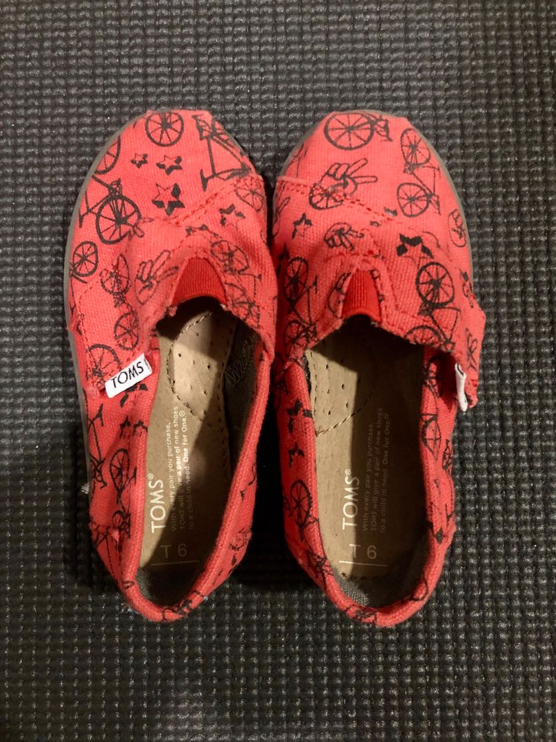 girls red toms