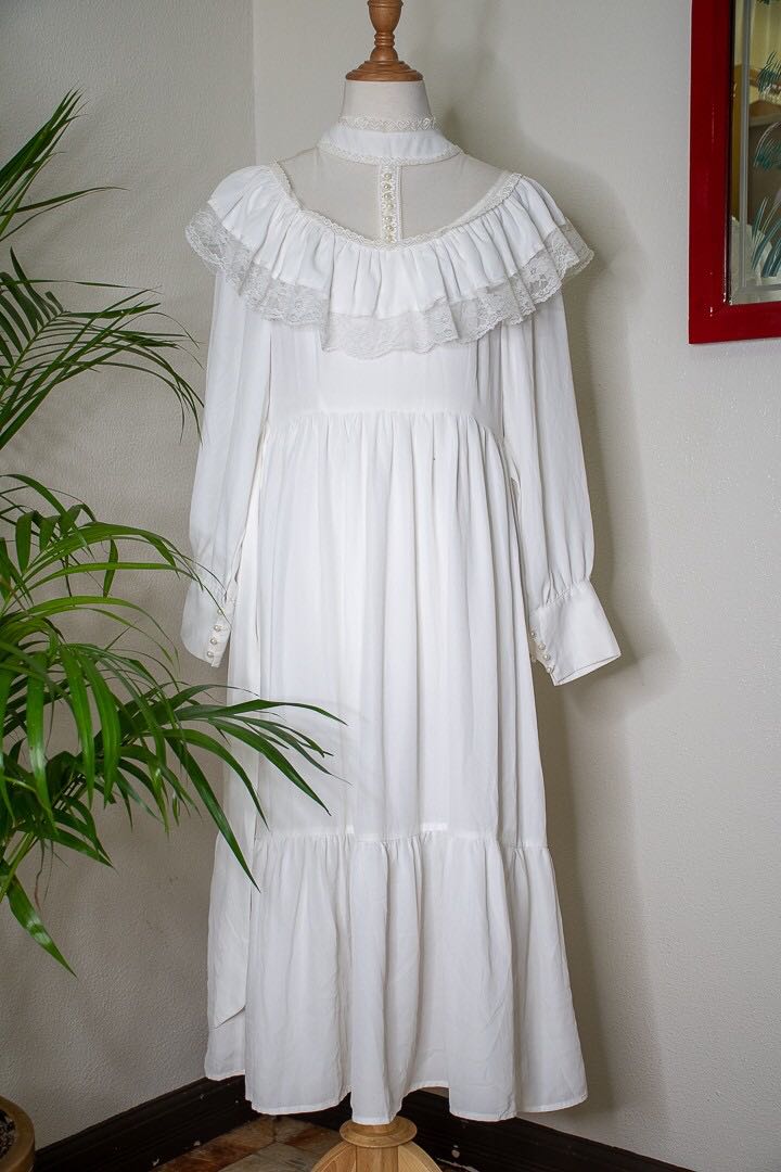 White Vintage Gown Women S Fashion Dresses Sets Evening Dresses Gowns On Carousell