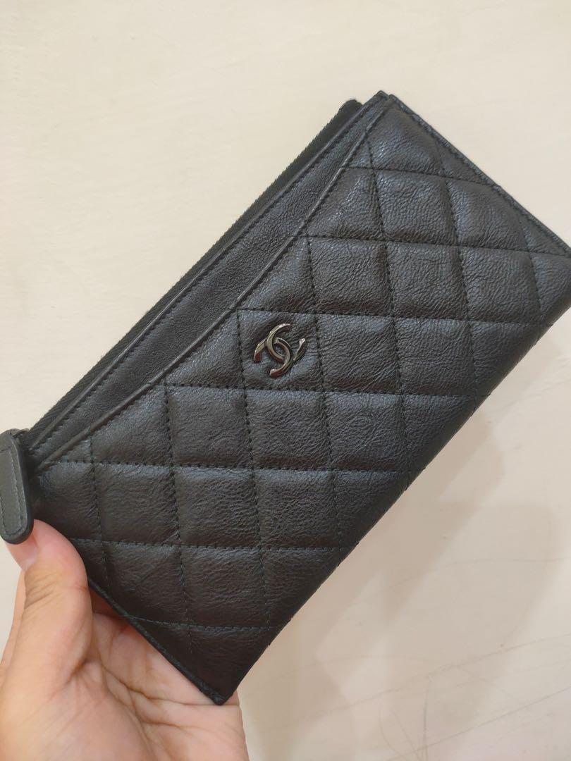 Chanel So Black 黑釦牛皮扁長夾拉鍊零錢卡包 她的時尚 包包在旋轉拍賣