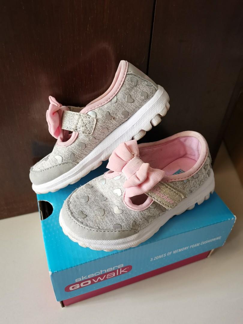 Skechers go walk bitty hearts top