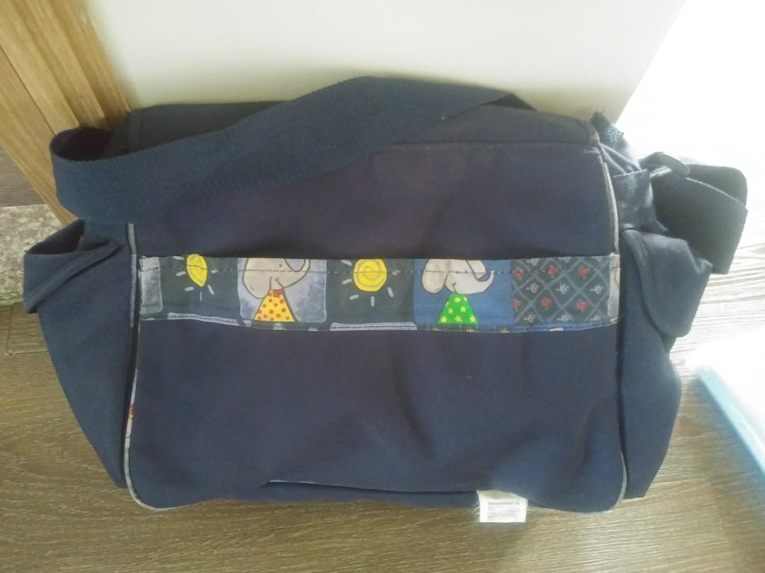 Graco diaper bag with free diaper changing pad (Category: Diaper Bags & Wetbags) located in Quezon City. Submitted by lizawoo (Listing ID 1059962999, Image 3). Description: Graco diaper bag in good condition with free diaper changing pad.