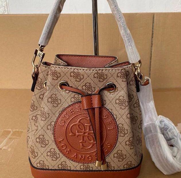 Guess nadia bucket bag 2025