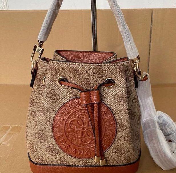 Guess nadia 2025 bucket bag