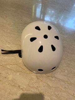 Adult helmet for rollerblading