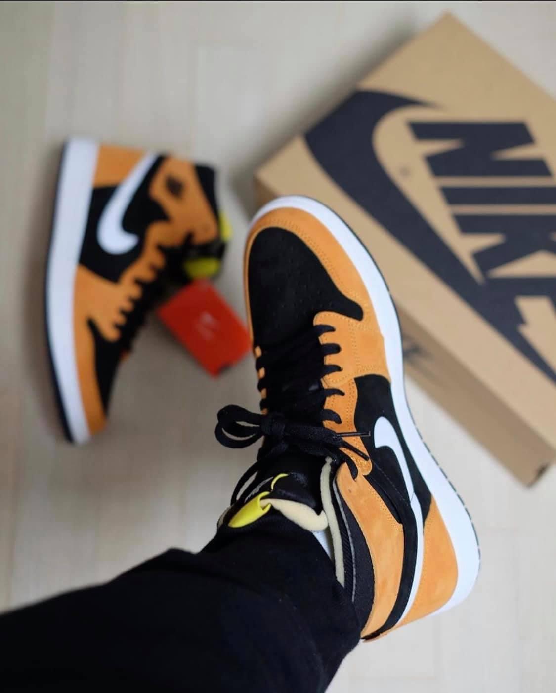 aj1 zoom monarch orange