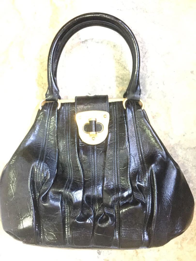 Alexander McQueen bag (Category: Purses & Pouches) located in Legazpi City. Submitted by brandedstuffphl (Listing ID 1061928848, Image 1). Description: Alexander McQueen bag Minimal signs of usage.