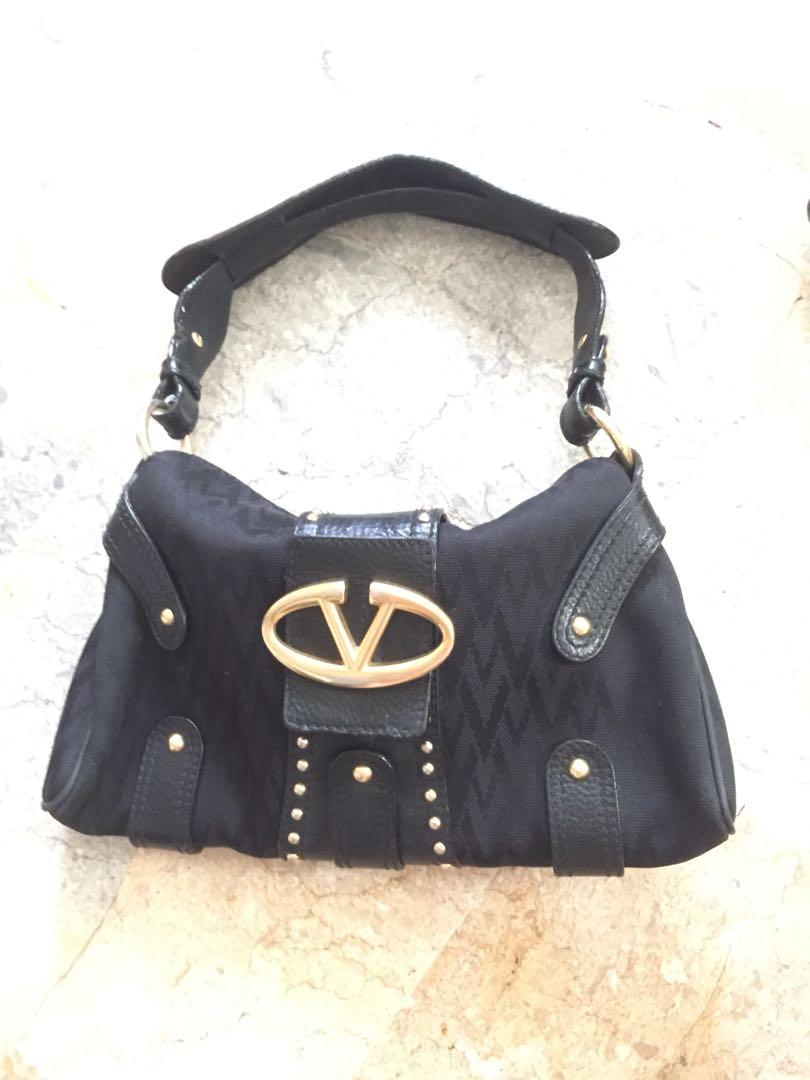 Authentic Valentino bag (Category: Purses & Pouches) located in Legazpi City. Submitted by brandedstuffphl (Listing ID 1061914971, Image 1). Description: Authentic Valentino bag Minimal signs of usage .