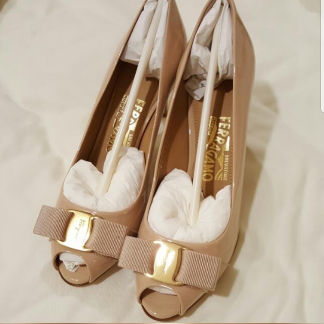 Ferragamo outlet beige shoes