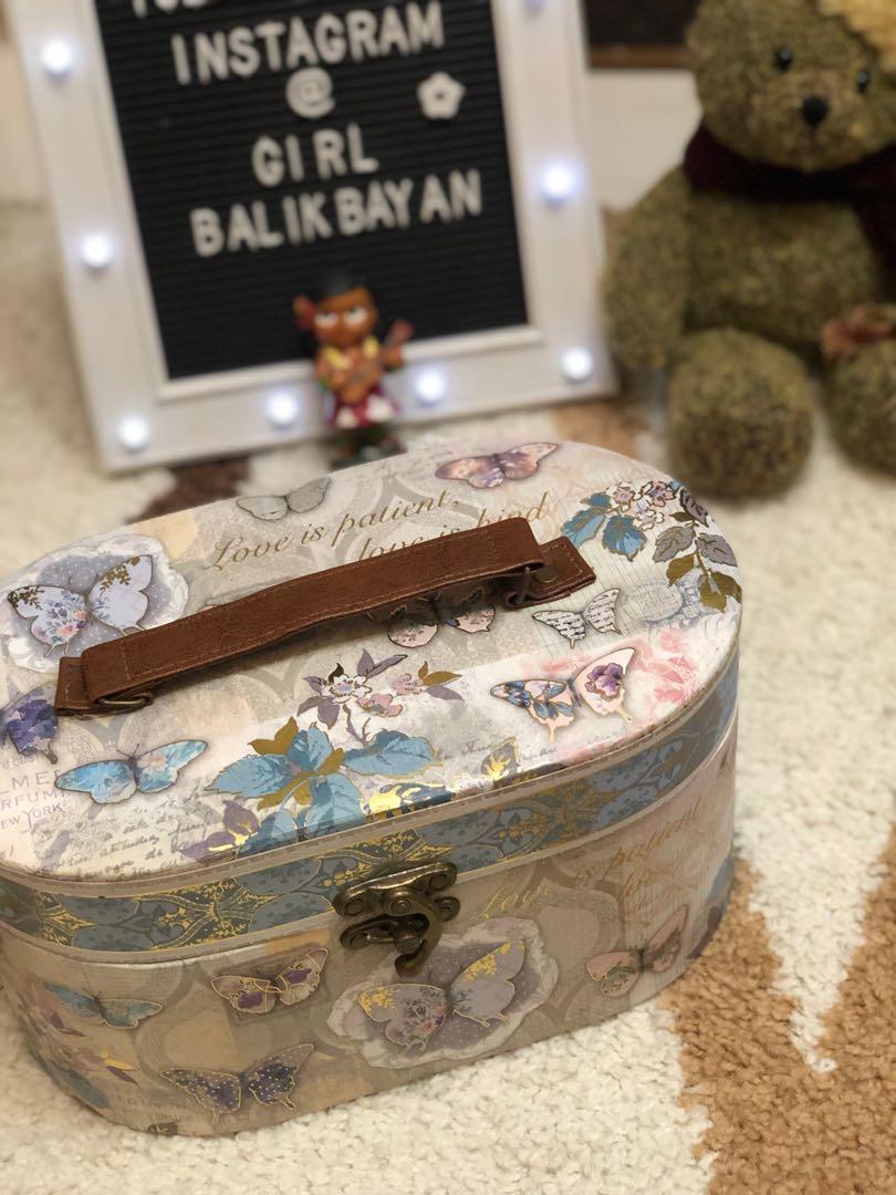 Pooch & Sweetheart oval box with mirror (Category: Everything Else Others) located in Marikina City. Submitted by girlbalikbayan (Listing ID 1061807115, Image 1). Description: 2021 SALE‼️ Is your New Year’s resolution to be more organized? Here’s an effective way by using a train case/organizer like this. Original design by POOCH and SWEETHEART. The company is known for creating modern piece have vintage look. This has 2 levels, a mirror and too 