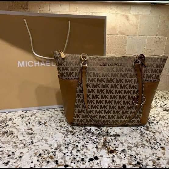 US Bought Michael Kors Bedford Large East West TZ Tote, Luxury, Bags &  Wallets on Carousell