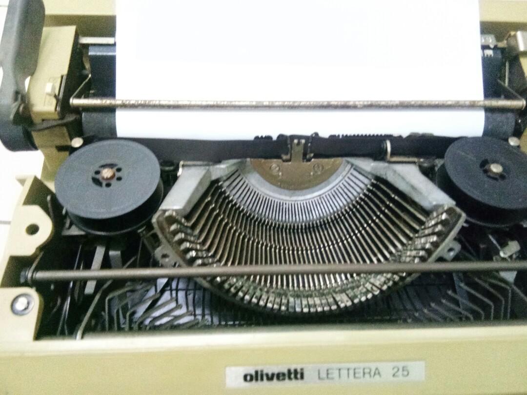 Vintage 1975 Manual Typewriter Olivetti Lettera 25., Hobbies ...