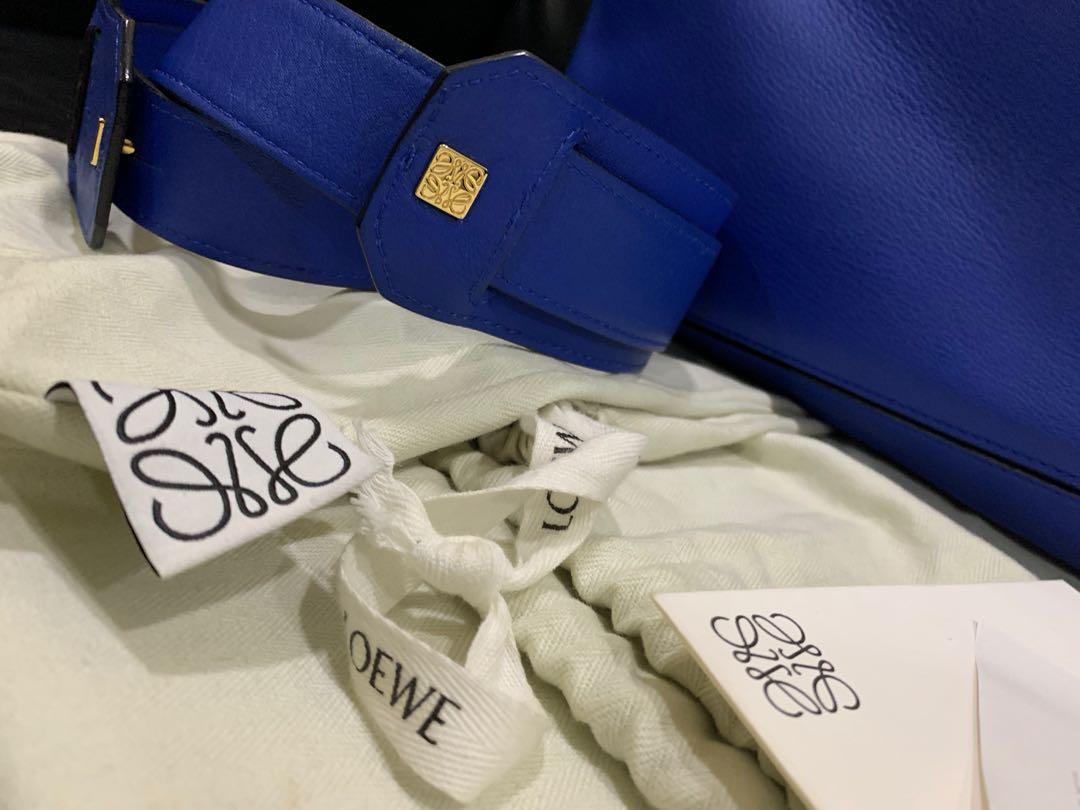 Authentic Loewe Puzzle large bag electric blue (Category: Luxury Bags & Wallets) located in Paranaque City. Submitted by lovebrand (Listing ID 1062105114, Image 2). Description: In excellent condition Comes with dustbag Bought at P180k .