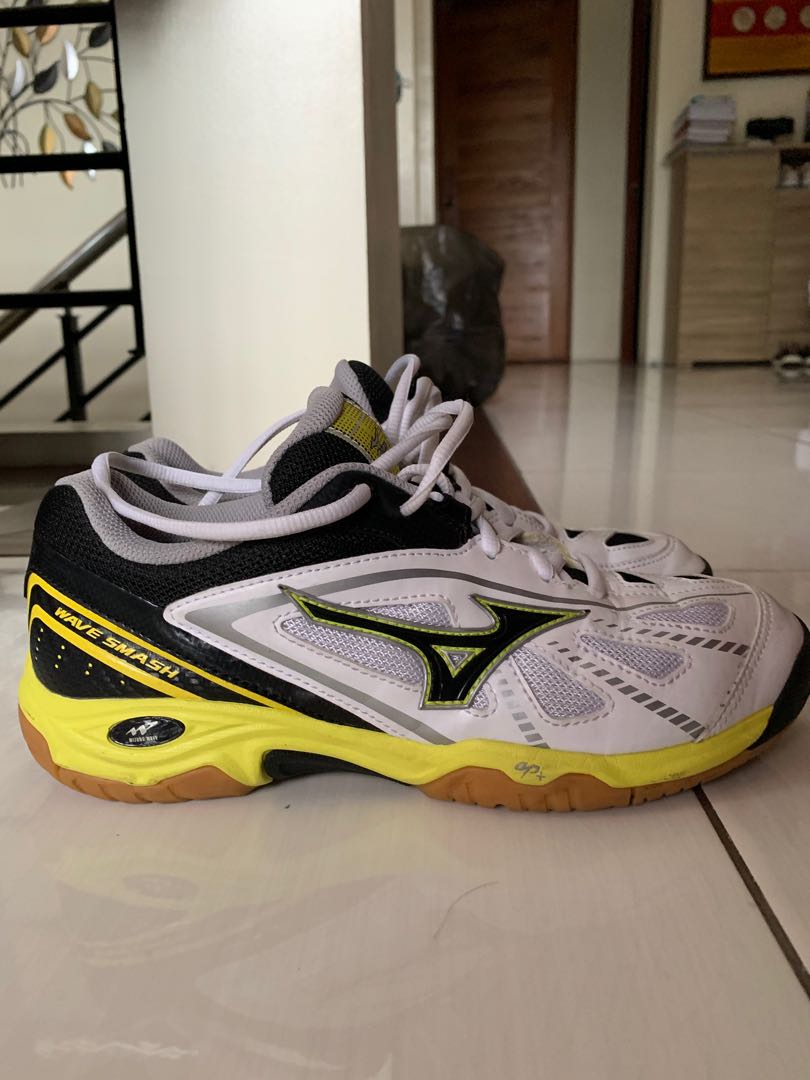 Mizuno gum sole sales shoes