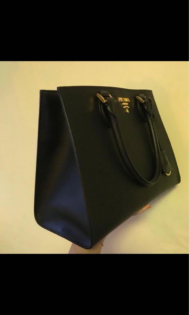 Prada （分類：手袋及銀包）位於 Hong Kong。 由 cathcheng 提交（商品編號 1062092182，圖片 3）。簡介： 極新淨 有塵袋 。