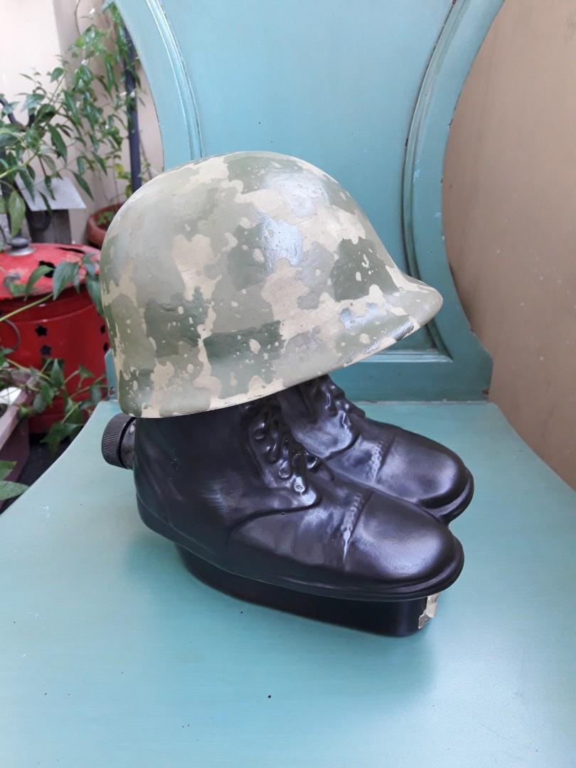 1975 Jim Beam Army Helmet and Boots Decanter, Hobbies & Toys