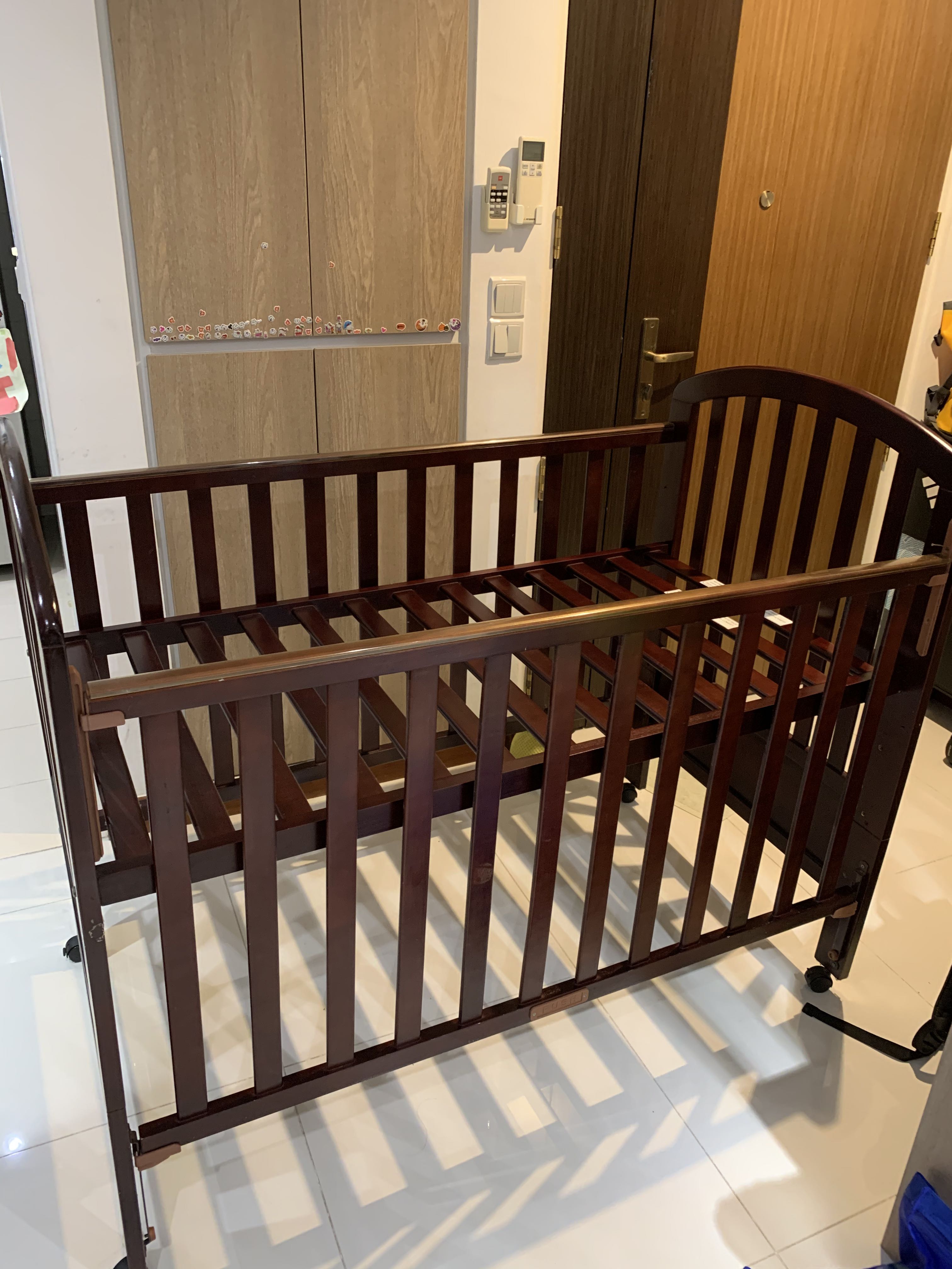 4 in 1 Baby cot, can be converted as older kids bed, Babies & Kids