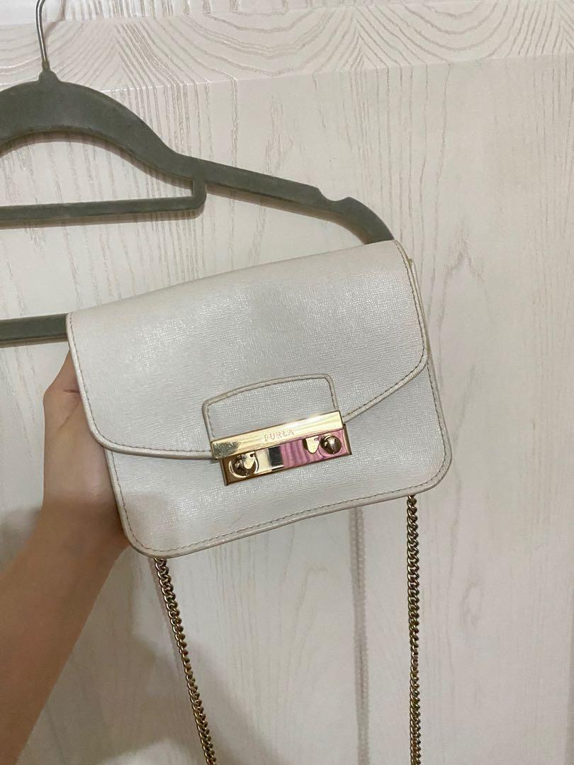 Authentic Furla metropolis white (Category: Luxury Bags & Wallets) located in Manila. Submitted by berieltan (Listing ID 1062315905, Image 2). Description: Used but not abused Can basically go with any look No dust bag No return/refund 100% guarantee legit.