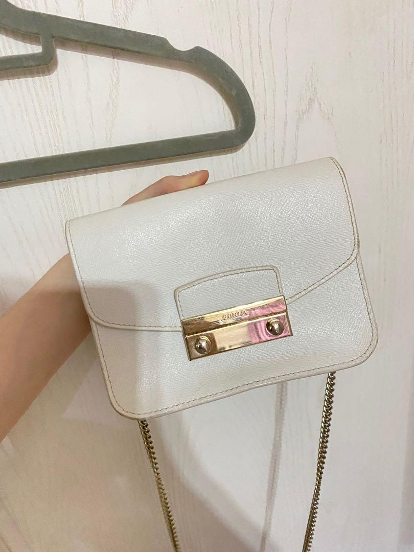 Authentic Furla metropolis white (Category: Luxury Bags & Wallets) located in Manila. Submitted by berieltan (Listing ID 1062315905, Image 1). Description: Used but not abused Can basically go with any look No dust bag No return/refund 100% guarantee legit.