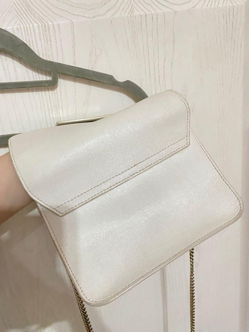 Authentic Furla metropolis white (Category: Luxury Bags & Wallets) located in Manila. Submitted by berieltan (Listing ID 1062315905, Image 3). Description: Used but not abused Can basically go with any look No dust bag No return/refund 100% guarantee legit.