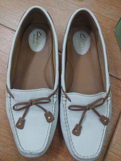 clarks artisan flats