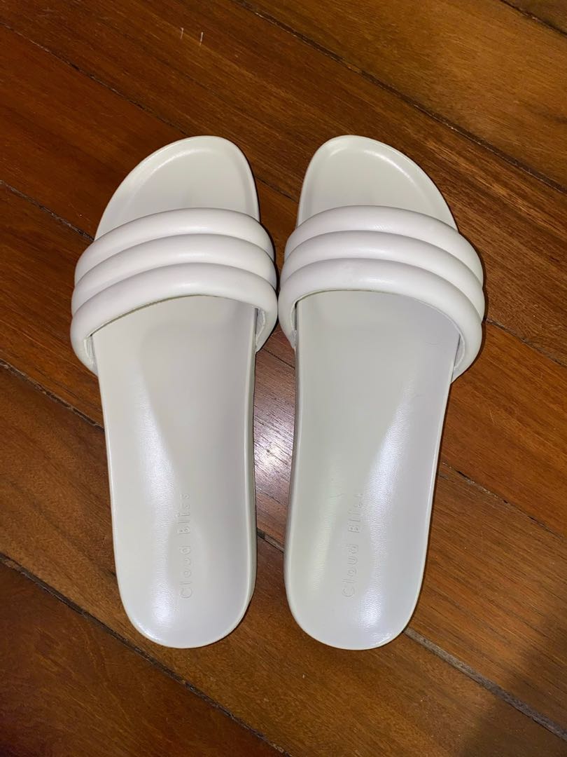 Ecru Cloud Bliss cumu slides (SIZE 10), Men's Fashion, Footwear, Slippers u0026  Slides on Carousell