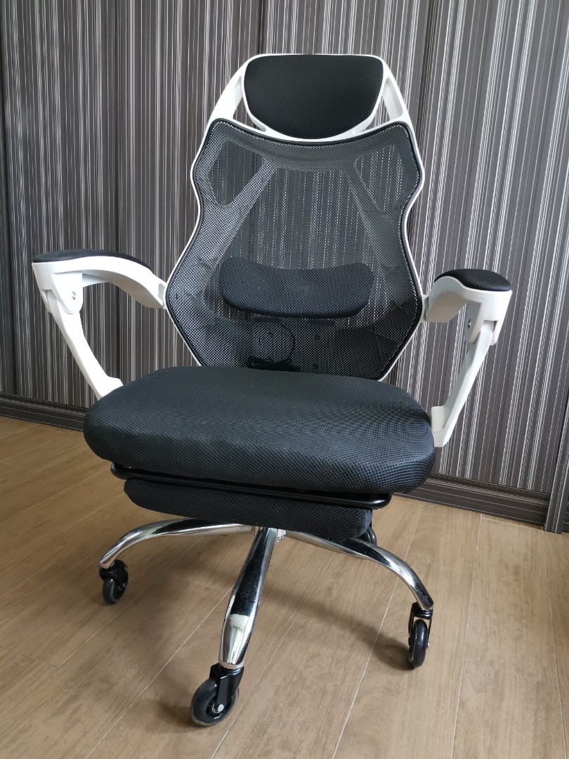 Gaming chair Ergonomic with massage function, foot rest, rollerblade
