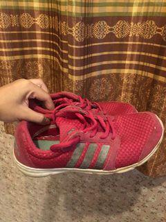 Sepatu Olahraga Adidas