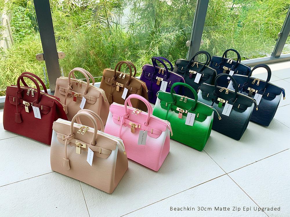 Beachkin Ombre Matte Zip Sale (Category: Beach Bags) located in Quezon City. Submitted by everythingnewph (Listing ID 1062479157, Image 2). Description: Add shipping fee Pay thru BDO. :) Free Pair of twilly, charm and lock..