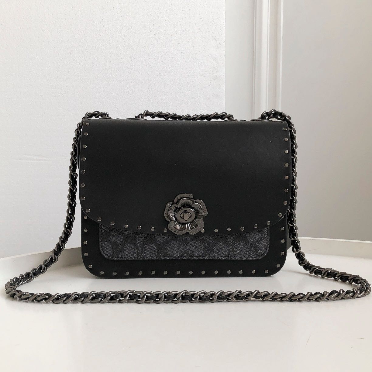 madison shoulder bolsa 16 in signature canvas with rivets