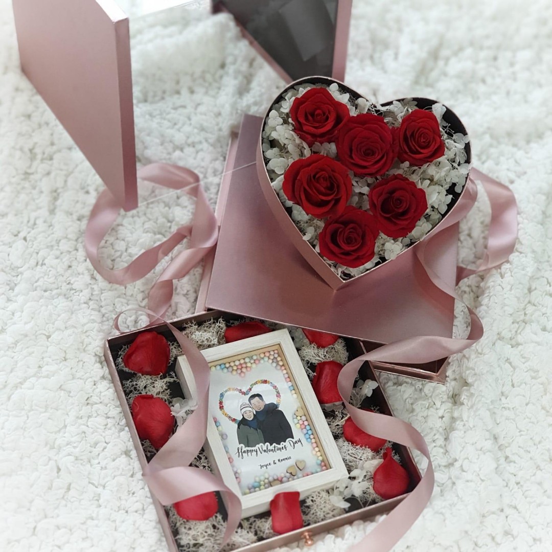 Premium Preserved Flowers with Couple Portrait Frame Gift Set, Design
