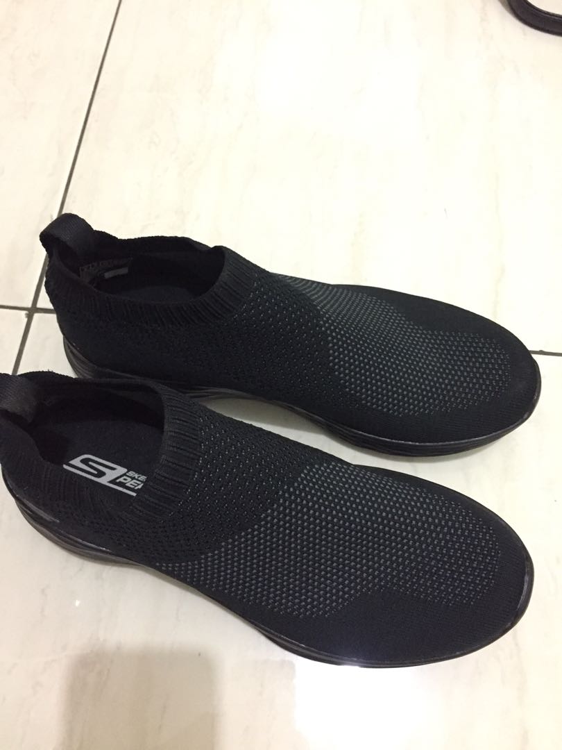 Skechers store go strike