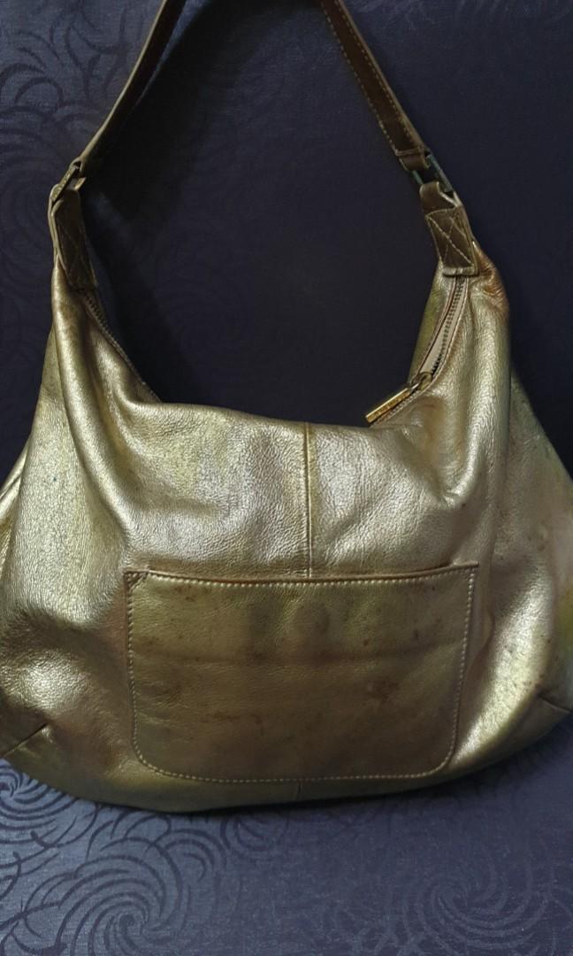 tory burch (Category: Luxury Bags & Wallets) located in Manila. Submitted by trendy_ukay (Listing ID 1062503791, Image 2). Description: in very good condition except for the brown spots but looks vintagish style 😊😉 pretty in actual.