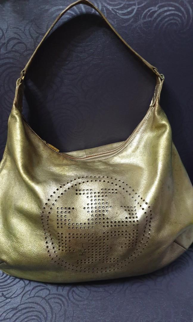 tory burch (Category: Luxury Bags & Wallets) located in Manila. Submitted by trendy_ukay (Listing ID 1062503791, Image 1). Description: in very good condition except for the brown spots but looks vintagish style 😊😉 pretty in actual.