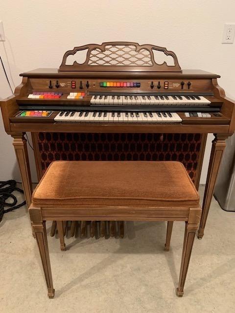 the entertainer swinger 700 electric organ