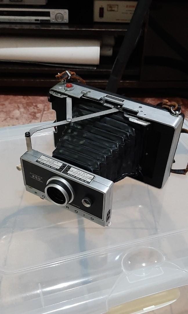 Vintage polaroid camera (Category: Cameras) located in Manila. Submitted by choqee21 (Listing ID 1062491475, Image 2). Description: vintage polaroid camera wyswyg good for display not sure if working pa.