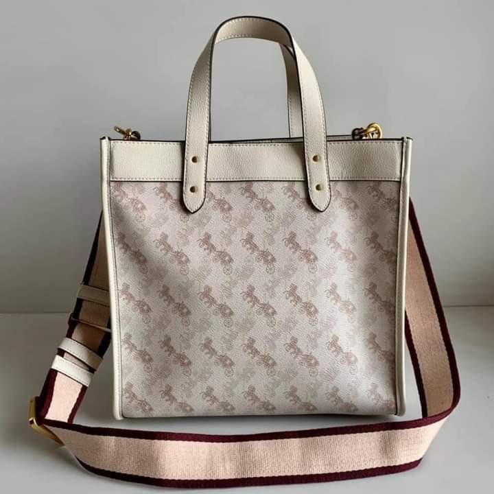 Coach field tote 40 deals with horse and carriage