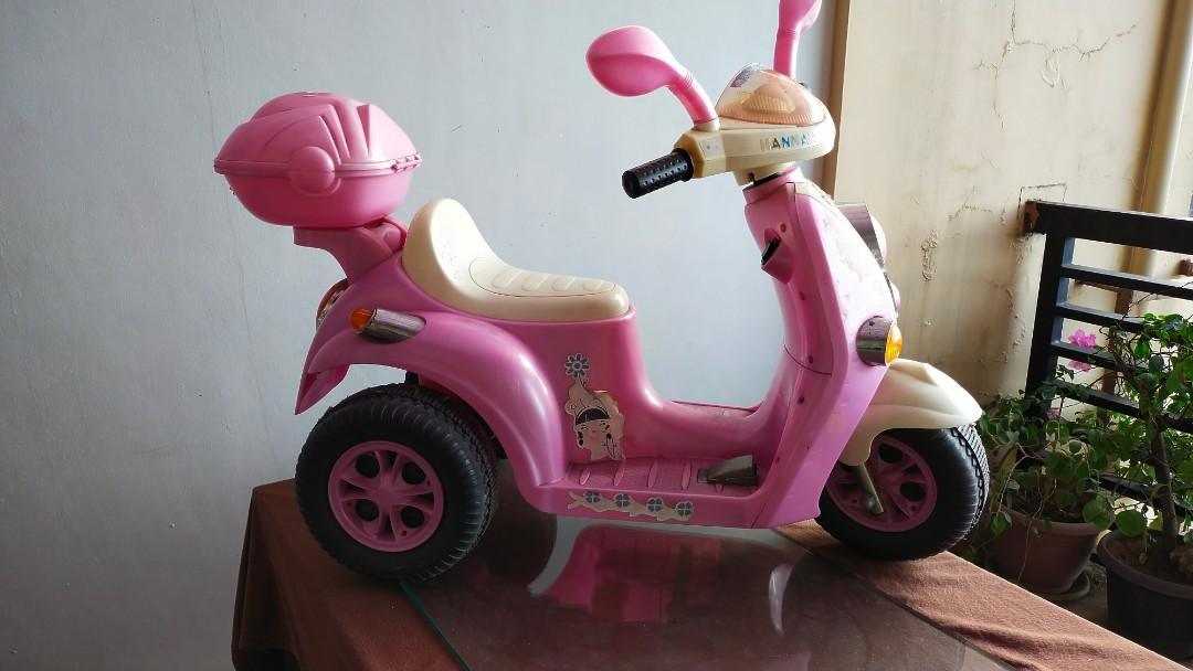 Motorcycle (Category: Car Seats) located in Quezon City. Submitted by mommyfinds (Listing ID 1062652143, Image 1). Description: kids Motorcycle Lost charger good condition needs cleaning.