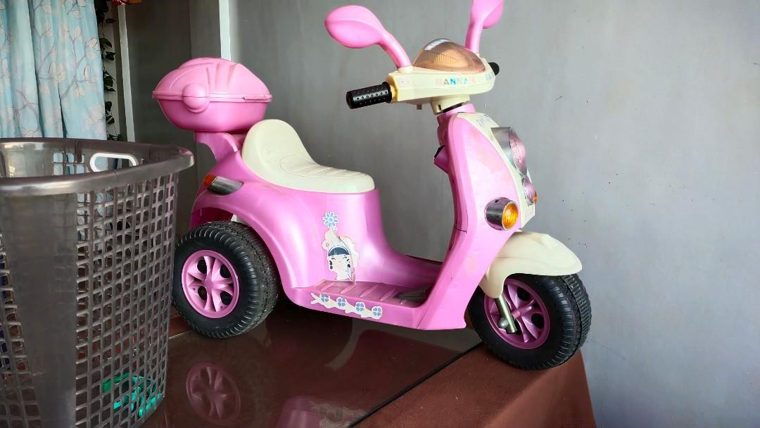 Motorcycle (Category: Car Seats) located in Quezon City. Submitted by mommyfinds (Listing ID 1062652143, Image 3). Description: kids Motorcycle Lost charger good condition needs cleaning.